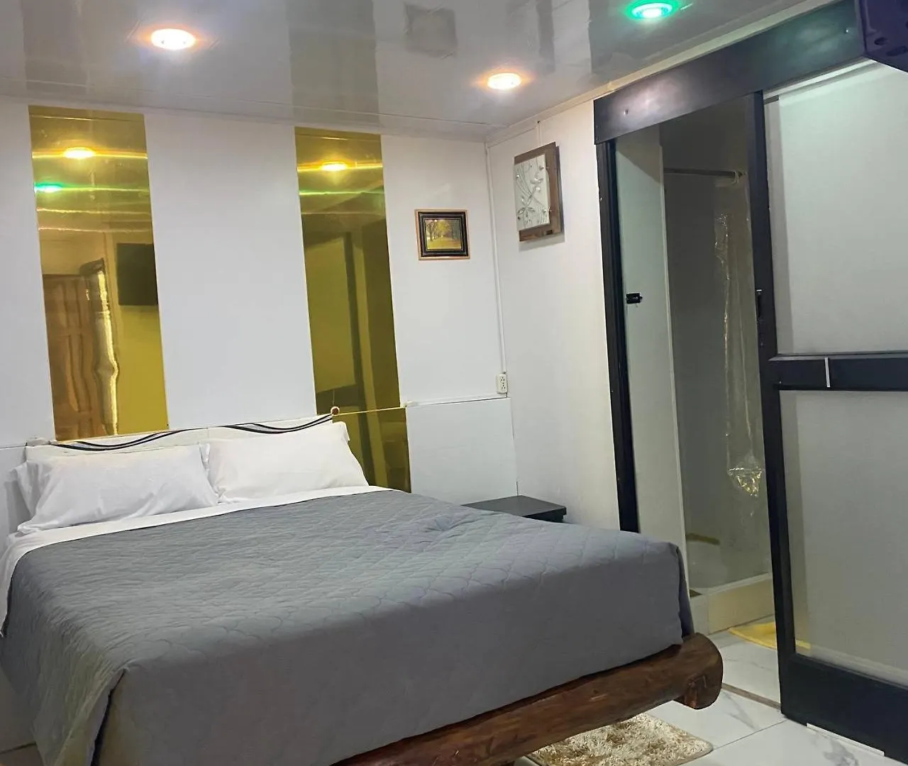 Pensión Calu L' Petit Hostel Quito Ecuador
